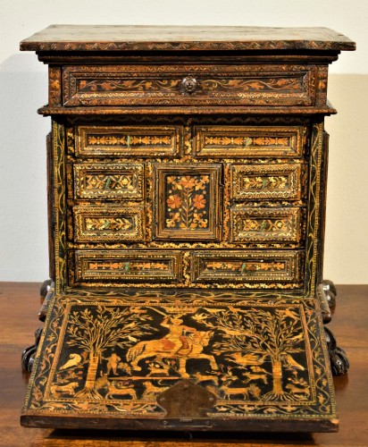 Coin cabinet with flap lid entirely inlaid with various woods  - Renaissance